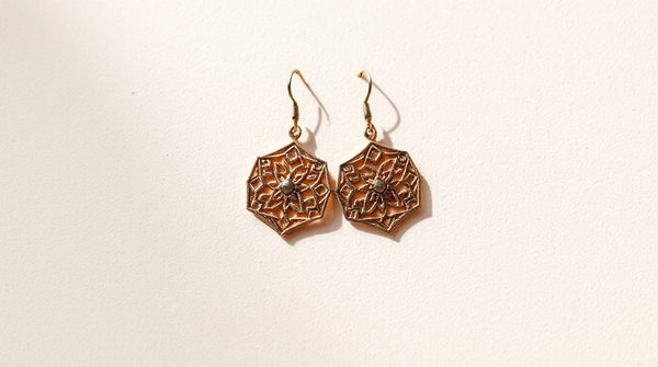 Explorez notre sélection tendance de boucles d'oreilles géométriques